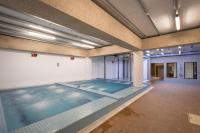 台东娜路弯银河行馆的建筑物内的大型室内游泳池