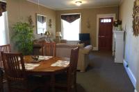 尼亚加拉瀑布Great Gorge Guesthouse - Walk to the Falls, the Casino and all Downtown Restaurants - Across from the Aquarium的带桌子和沙发的客厅