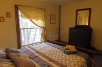 尼亚加拉瀑布Great Gorge Guesthouse - Walk to the Falls, the Casino and all Downtown Restaurants - Across from the Aquarium的一间卧室配有一张带窗户和梳妆台的床