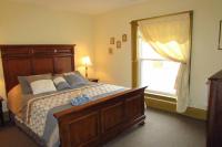 尼亚加拉瀑布Great Gorge Guesthouse - Walk to the Falls, the Casino and all Downtown Restaurants - Across from the Aquarium的带一张大床和一扇窗户的卧室