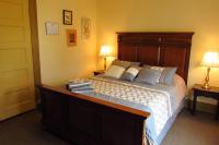 尼亚加拉瀑布Great Gorge Guesthouse - Walk to the Falls, the Casino and all Downtown Restaurants - Across from the Aquarium的一间带一张大床和两盏灯的卧室