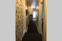 尼亚加拉瀑布Great Gorge Guesthouse - Walk to the Falls, the Casino and all Downtown Restaurants - Across from the Aquarium的走廊上设有楼梯,通往房间