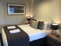 Southwark Hotel & Apartments客房内的一张或多张床位