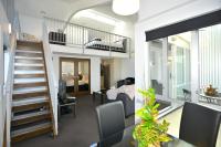 Southwark Hotel & Apartments的休息区