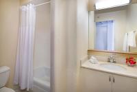 Ohia Waikiki Studio Suites的一间浴室