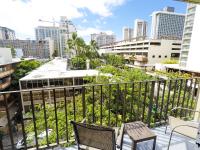 Ohia Waikiki Studio Suites的阳台或露台