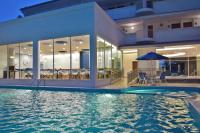 AVI Pangkor Beach Resort内部或周边的泳池