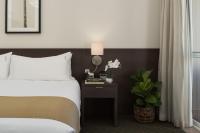 Cairns Harbourside Hotel客房内的一张或多张床位