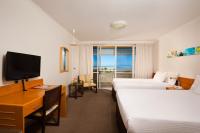 Cairns Harbourside Hotel客房内的一张或多张床位