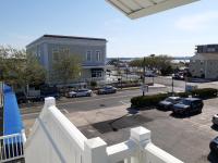大洋城Atlantic Breeze Motel &amp; Apartments的停车场内停车的街道景色