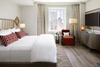 The Plaza Hotel Pioneer Park客房内的一张或多张床位