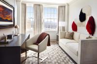 The Plaza Hotel Pioneer Park的电视和/或娱乐中心