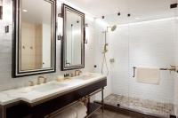 The Plaza Hotel Pioneer Park的一间浴室