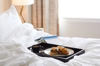 The Plaza Hotel Pioneer Park客房内的一张或多张床位