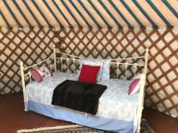 French Fields Luxury Glamping Twin Emperor Tent&#x5BA2;&#x623F;&#x5185;&#x7684;&#x4E00;&#x5F20;&#x6216;&#x591A;&#x5F20;&#x5E8A;&#x4F4D;