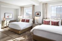 The Plaza Hotel Pioneer Park客房内的一张或多张床位