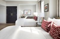 The Plaza Hotel Pioneer Park客房内的一张或多张床位