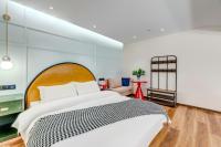 Happy Dragon City Culture Hotel-Tianjin Draum Tower &amp; Dayuecheng shopping mall客房内的一张或多张床位