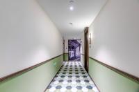 天津Happy Dragon City Culture Hotel-Tianjin Draum Tower &amp; Dayuecheng shopping mall的空房间带检查地板的走廊