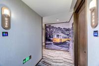 天津Happy Dragon City Culture Hotel-Tianjin Draum Tower &amp; Dayuecheng shopping mall的墙上挂着火车照片的走廊