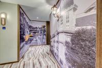 天津Happy Dragon City Culture Hotel-Tianjin Draum Tower &amp; Dayuecheng shopping mall的带有建筑壁画的走廊