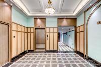 天津Happy Dragon City Culture Hotel-Tianjin Draum Tower &amp; Dayuecheng shopping mall的建筑中空无一人的走廊,有门和天花板