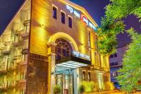 天津Happy Dragon City Culture Hotel-Tianjin Draum Tower &amp; Dayuecheng shopping mall的侧面有标志的建筑物