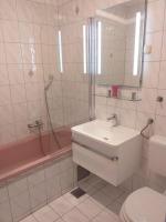 Leone apartments with free parking的一间浴室