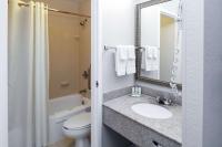 Quality Inn Miami Airport - Doral的一间浴室