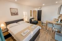 SkyView apartments客房内的一张或多张床位
