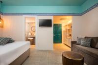 U Splash Resort Eilat的电视和&#47;或娱乐中心