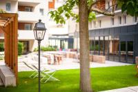 Apparthotel Le Hüb Grenoble外面的花园