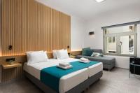 干尼亚Lignum Suites Chania的带一张大床和一张沙发的卧室