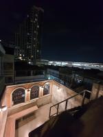曼谷Station8 Hostel的夜晚灯光下的建筑物景观