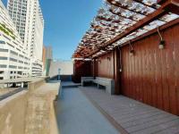 Station8 Hostel的阳台或露台