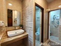 Station8 Hostel的一间浴室