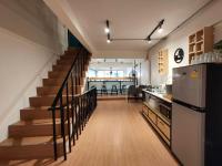 Station8 Hostel的厨房或小厨房