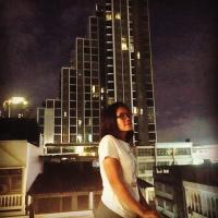 曼谷Station8 Hostel的站在高楼顶端的人