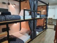 Station8 Hostel客房内的一张或多张床位
