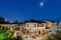 安塔利亚Saye Konak Hotel &#39; Kaleiçi&amp;Oldtown&#39;的天空中月亮的建筑景象
