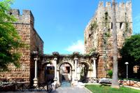 安塔利亚Saye Konak Hotel &#39; Kaleiçi&amp;Oldtown&#39;的一座带拱门的古老石头建筑