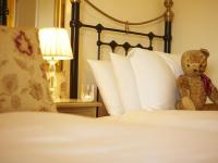 法利Filey Grange Guest House的睡在床上的泰迪熊