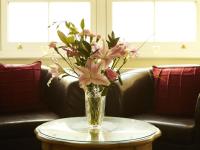 法利Filey Grange Guest House的花瓶坐在桌子上