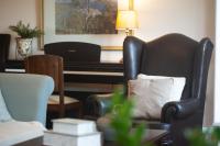Lorantina Luxury Sea View Holiday House close to Barbati &amp; Ipsos Beach with Starlink WiFi的休息区