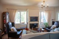 Lorantina Luxury Sea View Holiday House close to Barbati &amp; Ipsos Beach with Starlink WiFi的电视和&#47;或娱乐中心