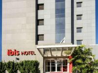 累西腓ibis Recife Boa Viagem的前面有巴士酒店标志的建筑
