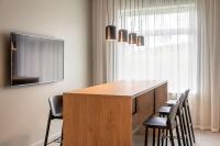 Park Inn by Radisson Vilnius Airport Hotel & Conference Centre的电视和/或娱乐中心