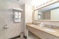 Bellissimo Hotel, Trademark by Wyndham Near Foxwoods Casino的一间浴室