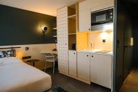 Live Hotels Bordeaux Lac的厨房或小厨房