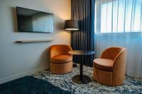 Live Hotels Bordeaux Lac的电视和/或娱乐中心